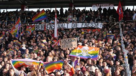 Fans des FC St. Pauli protestieren mit drastischen Worten gegen die umstrittenen Aussagen von Wolfsburgs Kevin Behrens. 