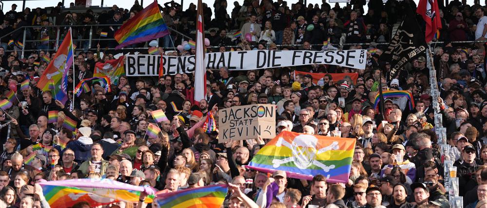 Fans des FC St. Pauli protestieren mit drastischen Worten gegen die umstrittenen Aussagen von Wolfsburgs Kevin Behrens.