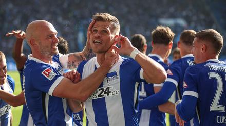 Herthas Florian Niederlechner erzielte sehenswert den 3:1-Endstand gegen den Karlsruher SC.