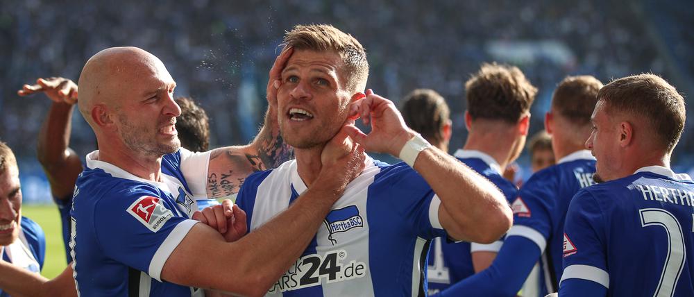 Herthas Florian Niederlechner erzielte sehenswert den 3:1-Endstand gegen den Karlsruher SC.