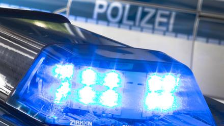 Ein Blaulicht leuchtet auf dem Dach eines Polizeiwagens. (Symbolbild)