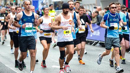 Der Schauspieler Colin Farrel (weißes Shirt mit Nummer 40) läuft in Dublin einen Marathon.