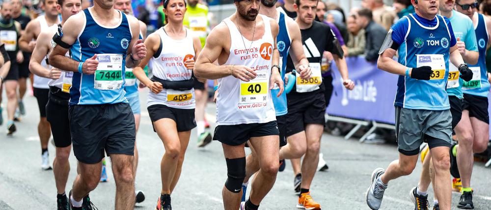 Der Schauspieler Colin Farrel (weißes Shirt mit Nummer 40) läuft in Dublin einen Marathon.