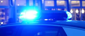 Ein Streifenwagen der Polizei steht mit eingeschaltetem Blaulicht an einem Einsatzort (Symbolbild).