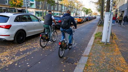 Fahrradfahrer fährt auf dem Fahrradweg auf der Kantstraße in Charlottenburg. DEU, Deutschland, Berlin, 20.10.2024 *** Cyclist riding on the bike path on Kantstraße in Charlottenburg DEU, Germany, Berlin, 20 10 2024