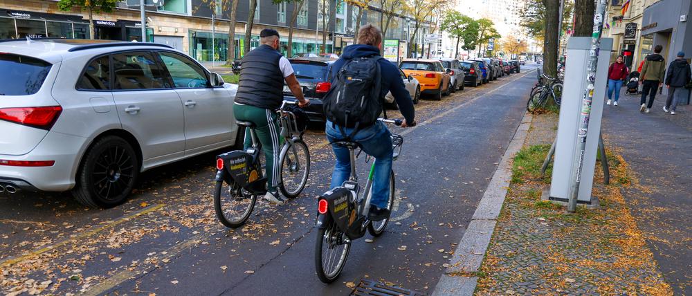 Fahrradfahrer fahren auf dem Fahrradweg der Kantstraße.