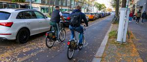 Fahrradfahrer fahren auf dem Fahrradweg der Kantstraße.