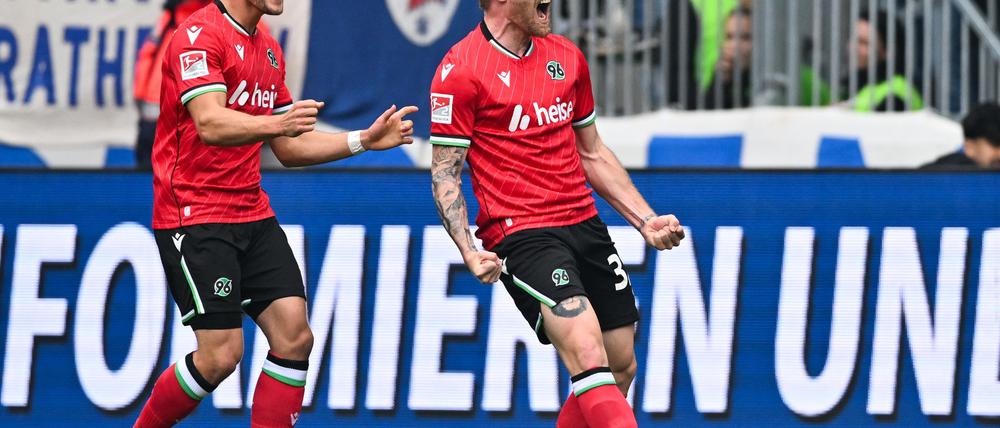 Andreas Voglsammer (r) brachte Hannover mit einem Doppelpack früh in Führung.