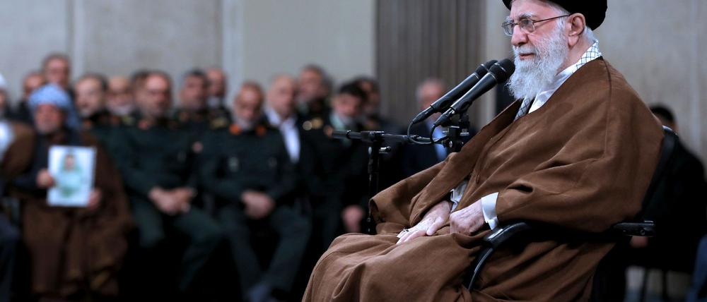 Ajatollah Ali Chamenei hat in allen strategischen Belangen im Iran das letzte Wort. Nun mahnt der Religionsführer ein überlegtes Vorgehen gegen Israel an.