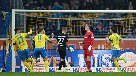 Frühe Braunschweiger Führung: Rayan Philippe (r) erzielt das 1:0.