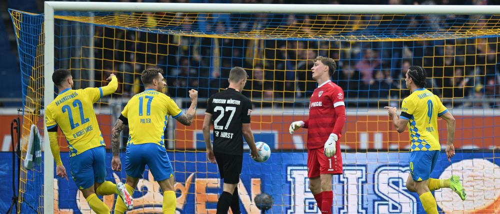 Frühe Braunschweiger Führung: Rayan Philippe (r) erzielt das 1:0.