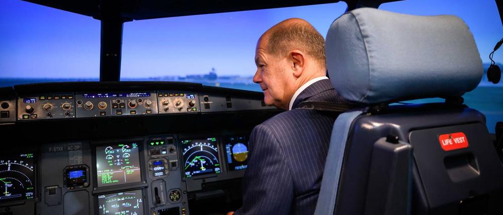 Olaf Scholz im Cockpit eines Flugsimulators bei Airbus in Indien.