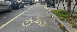 21.10.2024, Berlin: Der Radweg in der Kantstraße in dem Berliner Stadtteil Charlottenburg führt zwischen parkenden Autos und dem Fußgängerweg entlang. Foto: Lutz Deckwerth/dpa +++ dpa-Bildfunk +++