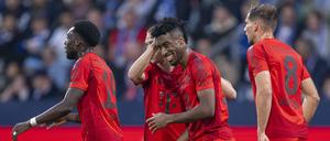 Wieder ein drin. Die Bayern bejubeln das 5:0 durch Kingsley Coman