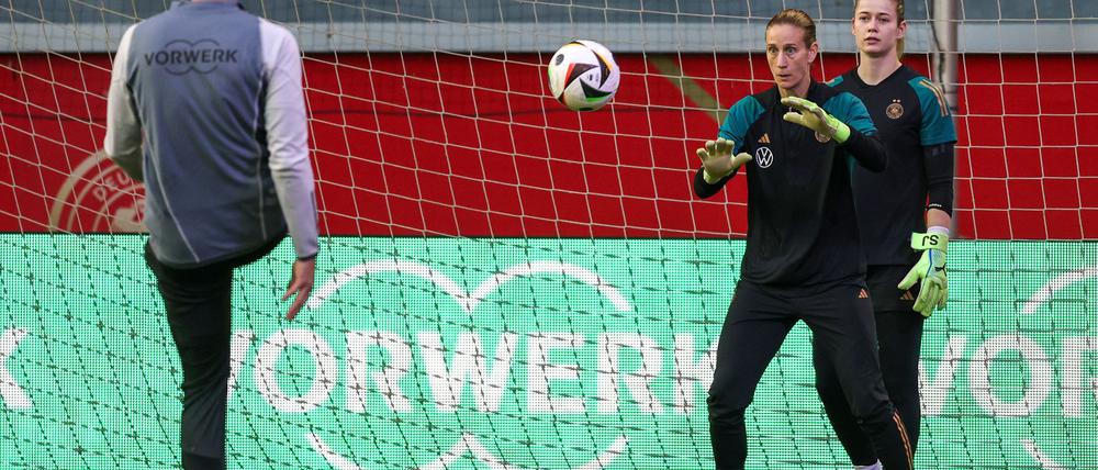 Wechsel im Tor: Stina Johannes (hinten) spielt gegen Australien anstelle von Ann-Katrin Berger.