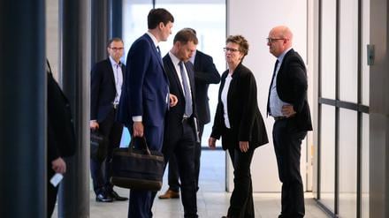 Conrad Clemens (CDU, v.l.), Chef der sächsischen Staatskanzlei, Michael Kretschmer (CDU), Ministerpräsident von Sachsen, Sabine Zimmermann, Co-Vorsitzende des BSW Sachsen, und Henning Homann, Co-Vorsitzender der SPD in Sachsen, sprechen nach der ersten Runde der Sondierungsgespräche zwischen CDU, BSW und SPD zur Bildung einer Landesregierung in Sachsen im Landtag in Dresden auf dem Flur.