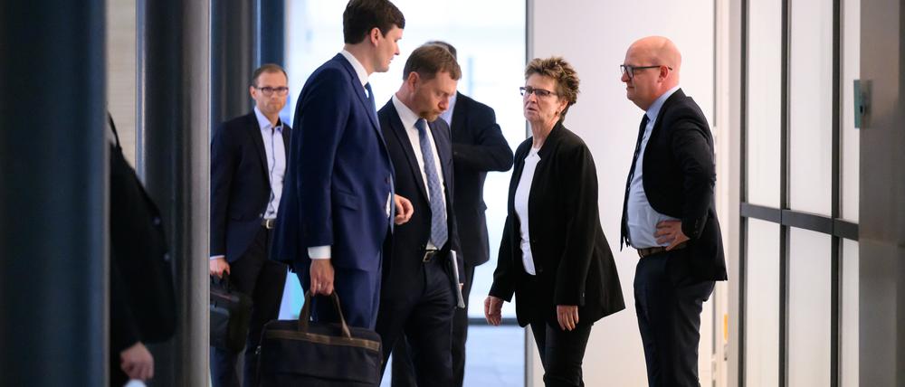 Conrad Clemens (CDU, v.l.), Chef der sächsischen Staatskanzlei, Michael Kretschmer (CDU), Ministerpräsident von Sachsen, Sabine Zimmermann, Co-Vorsitzende des BSW Sachsen, und Henning Homann, Co-Vorsitzender der SPD in Sachsen, sprechen nach der ersten Runde der Sondierungsgespräche zwischen CDU, BSW und SPD zur Bildung einer Landesregierung in Sachsen im Landtag in Dresden auf dem Flur.