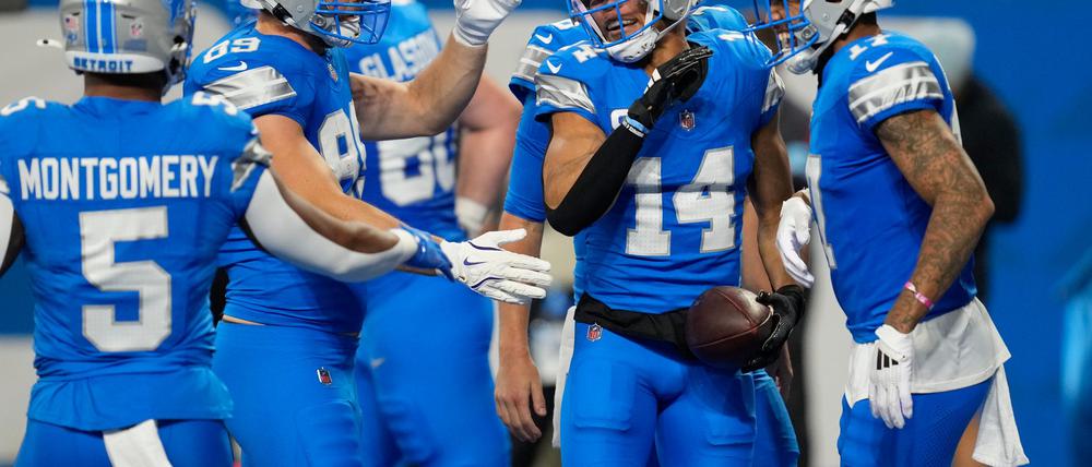 Fünfter Touchdown im fünften Spiel in Serie: Amon-Ra St. Brown (2.v.r.) feiert mit seinen Teamkollegen.