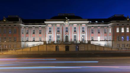 Der Brandenburger Landtag am frühen Morgen. 