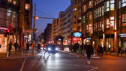 Die Rundum-Grün-Ampel am Checkpoint Charlie in Berlin-Kreuzberg ist seit langem umstritten. (Archivfoto)