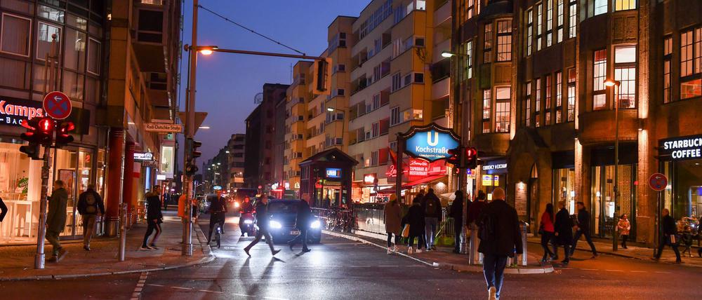 Die Rundum-Grün-Ampel am Checkpoint Charlie in Berlin-Kreuzberg ist seit langem umstritten. (Archivfoto)
