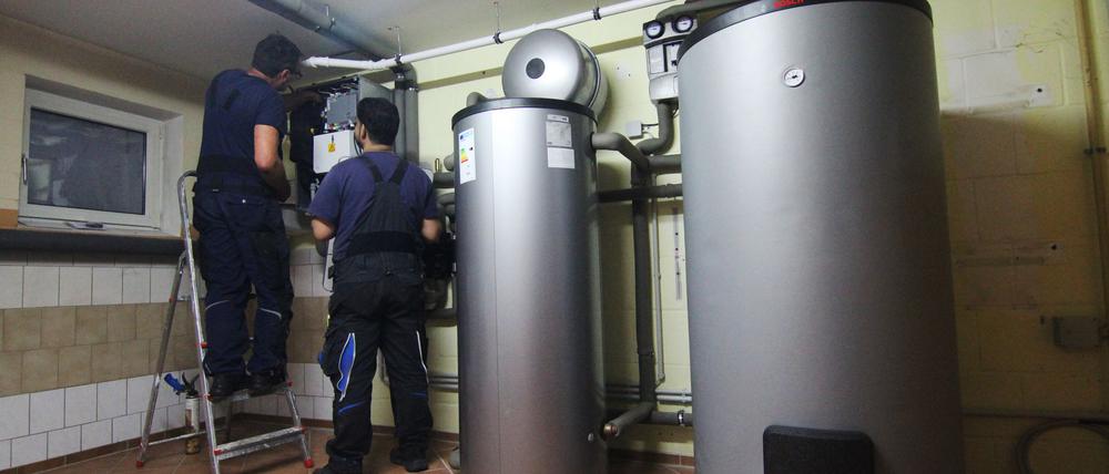Der Energiekonzern Vattenfall will stärker bei der Installation von Wärmepumpen und Co. in Privathäusern mitmischen. (Archivbild)