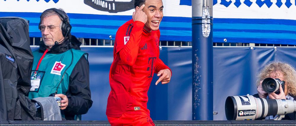 Der Kopf war's: Jamal Musiala (l) zeigt nach dem 2:0, womit er das Tor erzielt hat.
