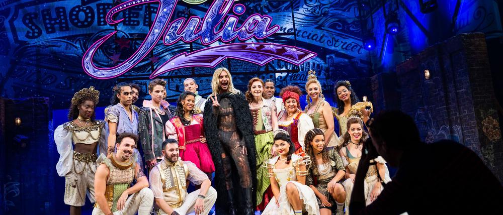 Zusammen mit dem Cast des neuen Hamburg-Musicals „& Julia“ stand Bill Kaulitz für zwei Szenen auf der Bühne.