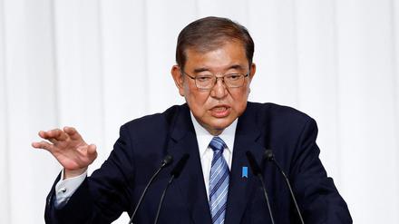 Der japanische Premierminister und Vorsitzende der regierenden Liberaldemokratischen Partei (LDP) Shigeru Ishiba spricht während einer Pressekonferenz einen Tag nach den Unterhauswahlen in der Parteizentrale in Tokio.