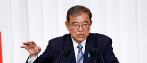 Der japanische Premierminister und Vorsitzende der regierenden Liberaldemokratischen Partei (LDP) Shigeru Ishiba spricht während einer Pressekonferenz einen Tag nach den Unterhauswahlen in der Parteizentrale in Tokio.