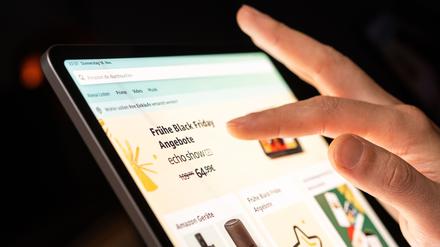 Eine Person schaut sich die Black-Friday-Angebote auf der Online-Shopping-Seite von Amazon auf seinem Tablet-Computer an.