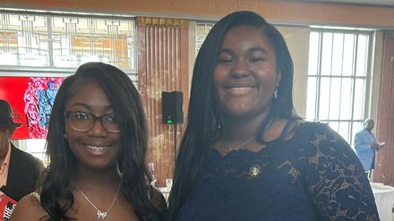 Ne·Kiya Jackson (links) und Calcea Johnson (rechts). Die beiden  Nachwuchswissenschaftlerinnen haben den berühmten Satz des Pythagoras (a² + b² = c²) mit Mitteln der Trigonometrie bewiesen. Und das gleich mehrfach. 