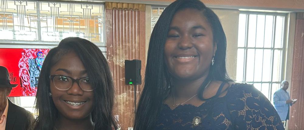 Ne·Kiya Jackson (links) und Calcea Johnson (rechts). Die beiden  Nachwuchswissenschaftlerinnen haben den berühmten Satz des Pythagoras (a² + b² = c²) mit Mitteln der Trigonometrie bewiesen. Und das gleich mehrfach. 