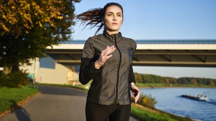 Eine Joggerin dreht ihre Runde.