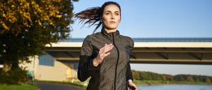 Eine Joggerin dreht ihre Runde.