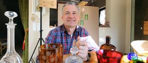 „Man glaub nicht, was die Leute alles wegwerfen“. Sebastian Busch fertigt einzigartige Lampen aus entsorgten Flaschen, Schalen oder Aschenbechern.