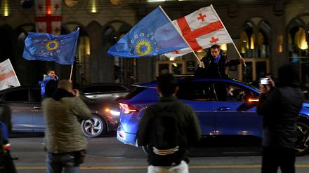 Anhänger der regierenden Partei Georgischer Traum bejubeln das Wahlergebnis in der Hauptstadt Tbilissi.