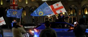 Anhänger der regierenden Partei Georgischer Traum bejubeln das Wahlergebnis in der Hauptstadt Tbilissi.