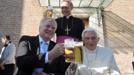 Horst Seehofer gratuliert Papst Benedict XVI. zu dessen 90. Geburtstag (April 2017). 