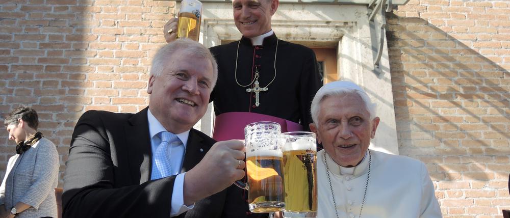 Horst Seehofer gratuliert Papst Benedict XVI. zu dessen 90. Geburtstag (April 2017).