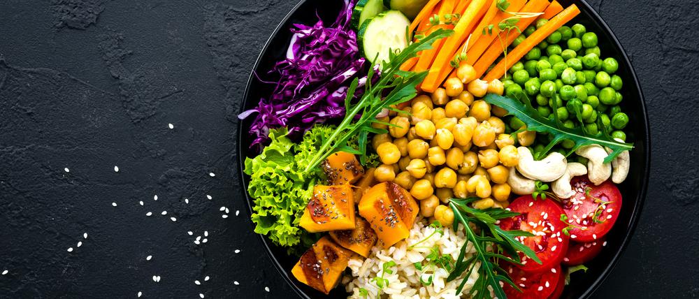 Erbsen, Tomaten, Rotkohl: Solche Bowls liegen im Trend.