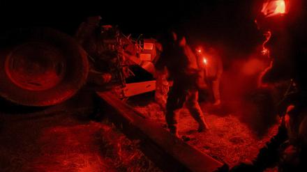 Ukrainische Soldaten bereiten eine 122-mm-Artilleriekanone vor, bevor sie auf russische Stellungen in der Region Cherson schießen.