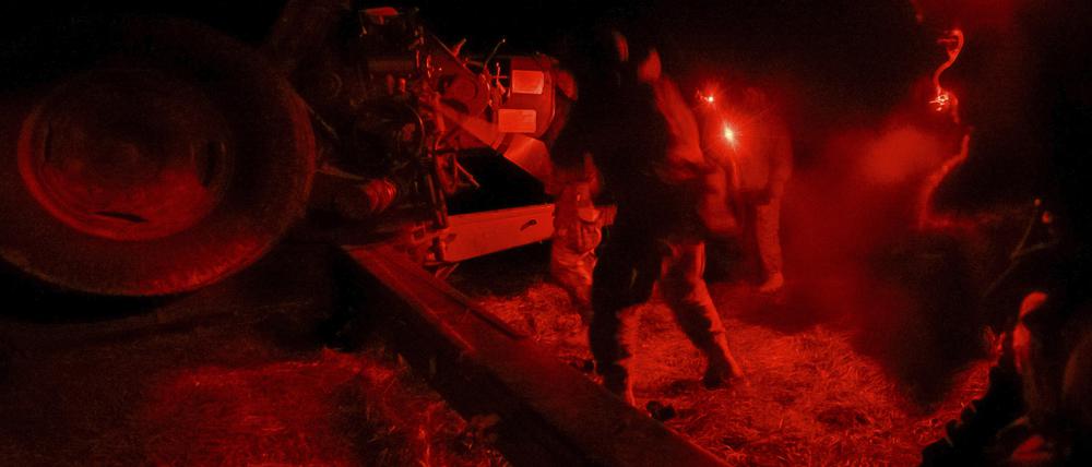 Ukrainische Soldaten bereiten eine 122-mm-Artilleriekanone vor, bevor sie auf russische Stellungen in der Region Cherson schießen.