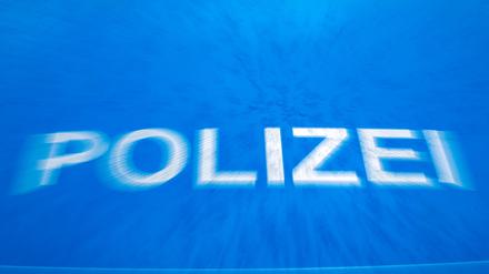 Der Schriftzug „Polizei“ ist auf der Motorhaube eines Funkstreifenwagens der Polizei zu lesen (Symbolbild).