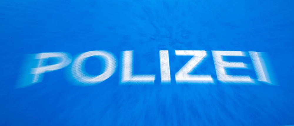 Der Schriftzug „Polizei“ ist auf der Motorhaube eines Funkstreifenwagens der Polizei zu lesen (Symbolbild).