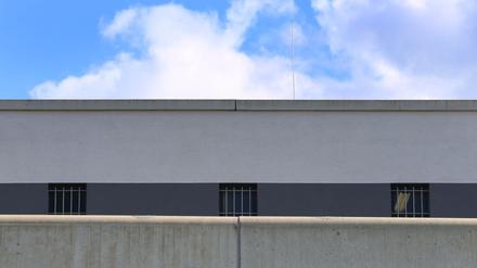 Vergitterte Fenster der Justizvollzugsanstalt Augsburg-Gablingen.