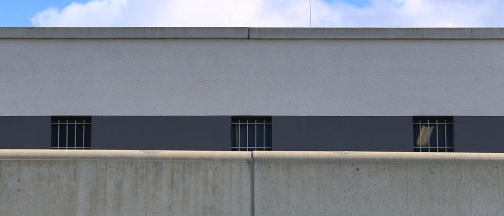 Vergitterte Fenster der Justizvollzugsanstalt Augsburg-Gablingen.