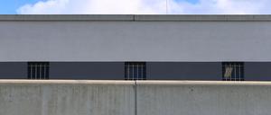 Vergitterte Fenster der Justizvollzugsanstalt Augsburg-Gablingen.