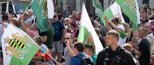 Teilnehmer einer Protestkundgebung der Partei „Freie Sachsen“