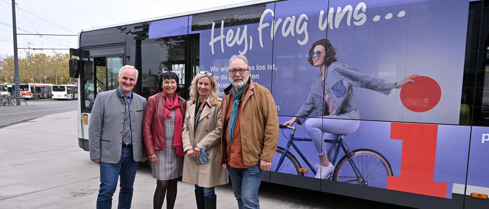 Rubelt, Sommer, Biffi und Jennert (v.l.) vor dem Bus mit Werbemotiv.